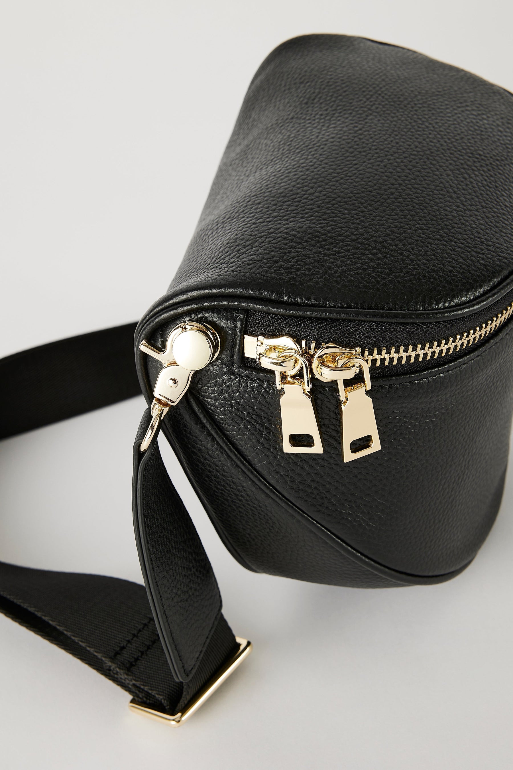 220908_MonPurse_07_BlackBumbag_224_0b31d783-9640-4e76-8c2e-949d0828bff3.jpg