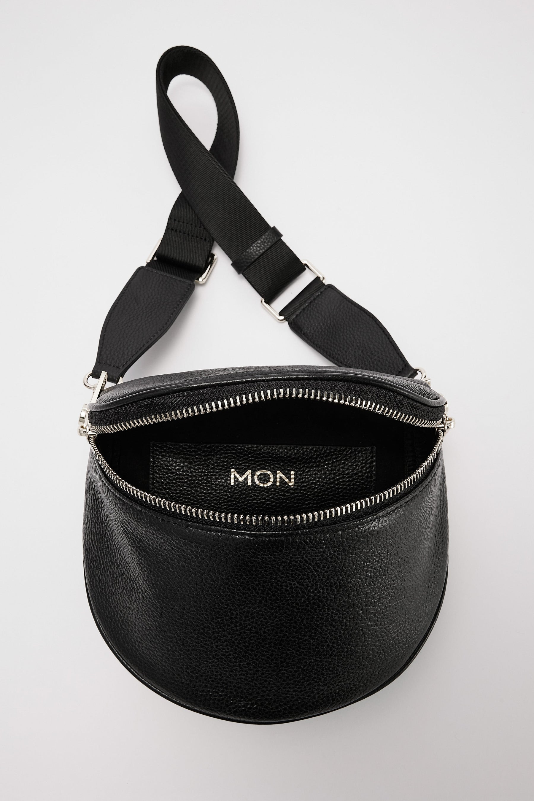 220908_MonPurse_07_BlackBumbag_237_8635e3d6-5e15-46e0-b482-f03845919a38.jpg