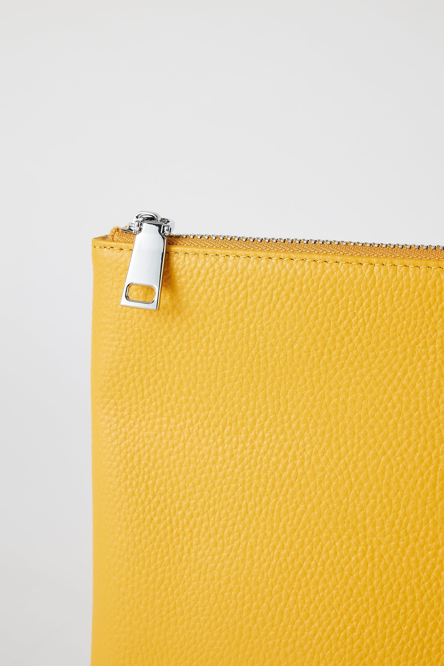 220908_MonPurse_13_ClassicPouch_Yellow_342_8063b531-9560-4fd5-a40a-43f69ec868b0.jpg