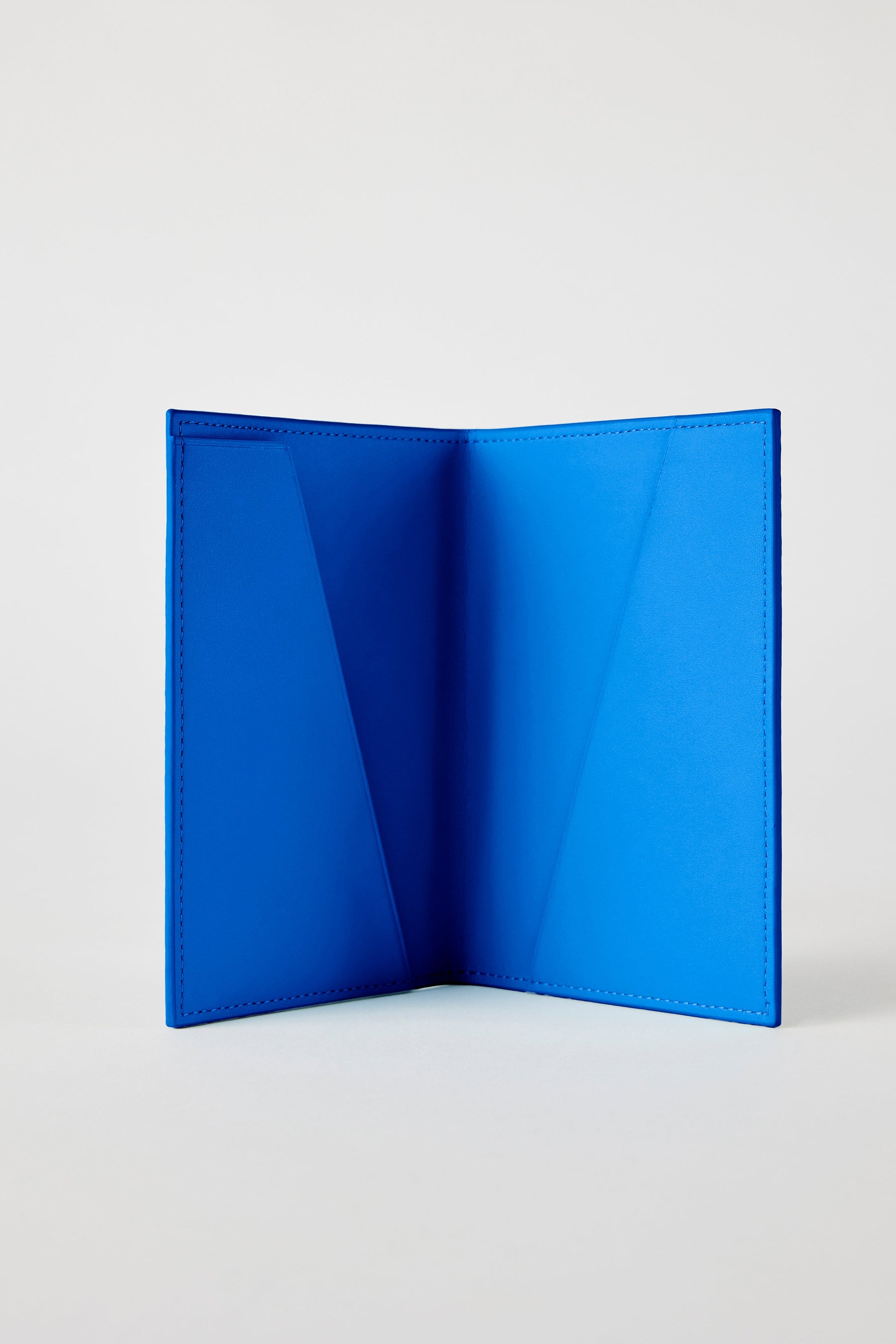220908_MonPurse_27_Passport_Blue_11_ba8a6a78-eae1-4643-91a3-a4111285c442.jpg
