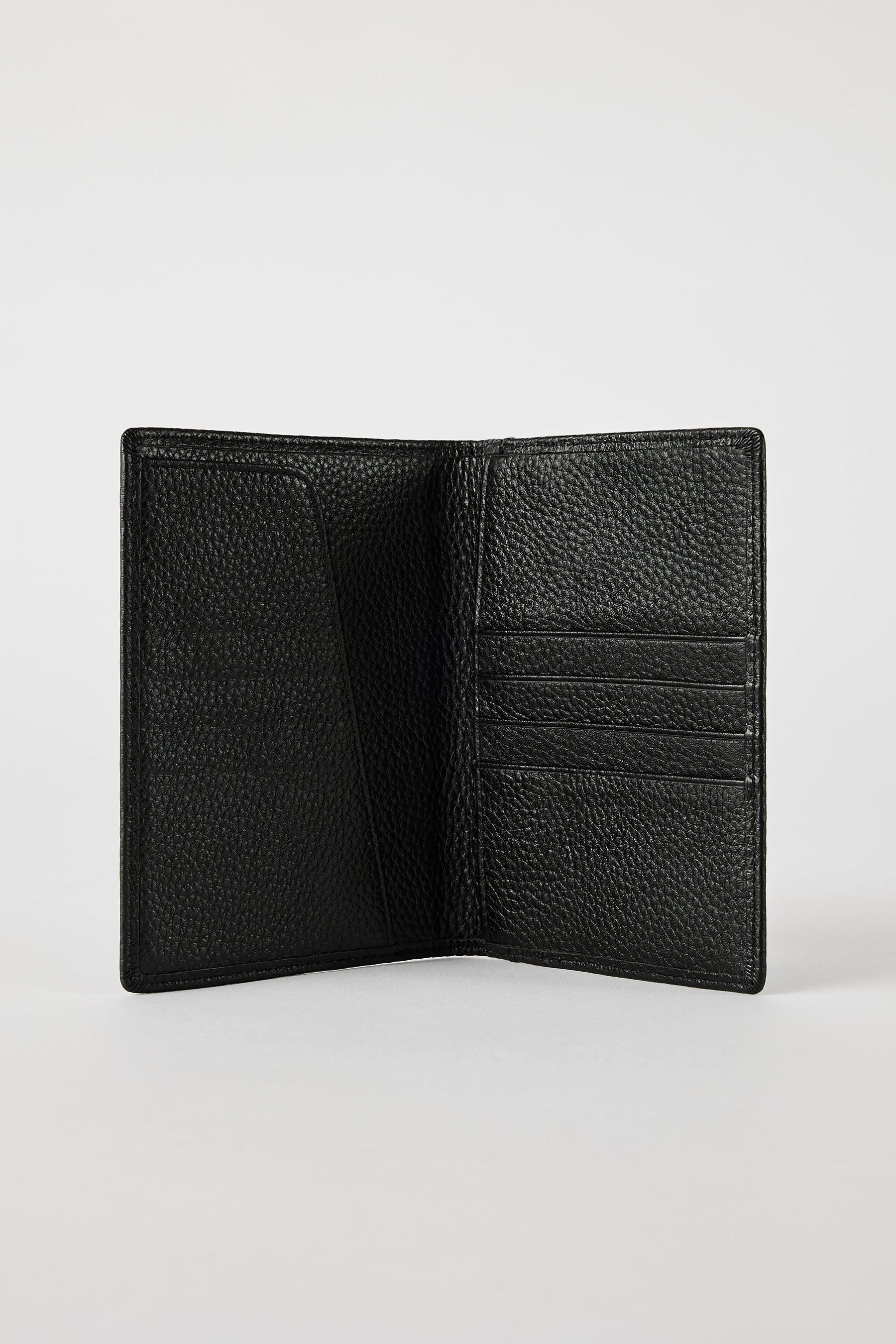 220908_MonPurse_29_Passport_Luxe_Black_466_ebb00de2-bb95-4fca-8b64-1a1658f1f517.jpg