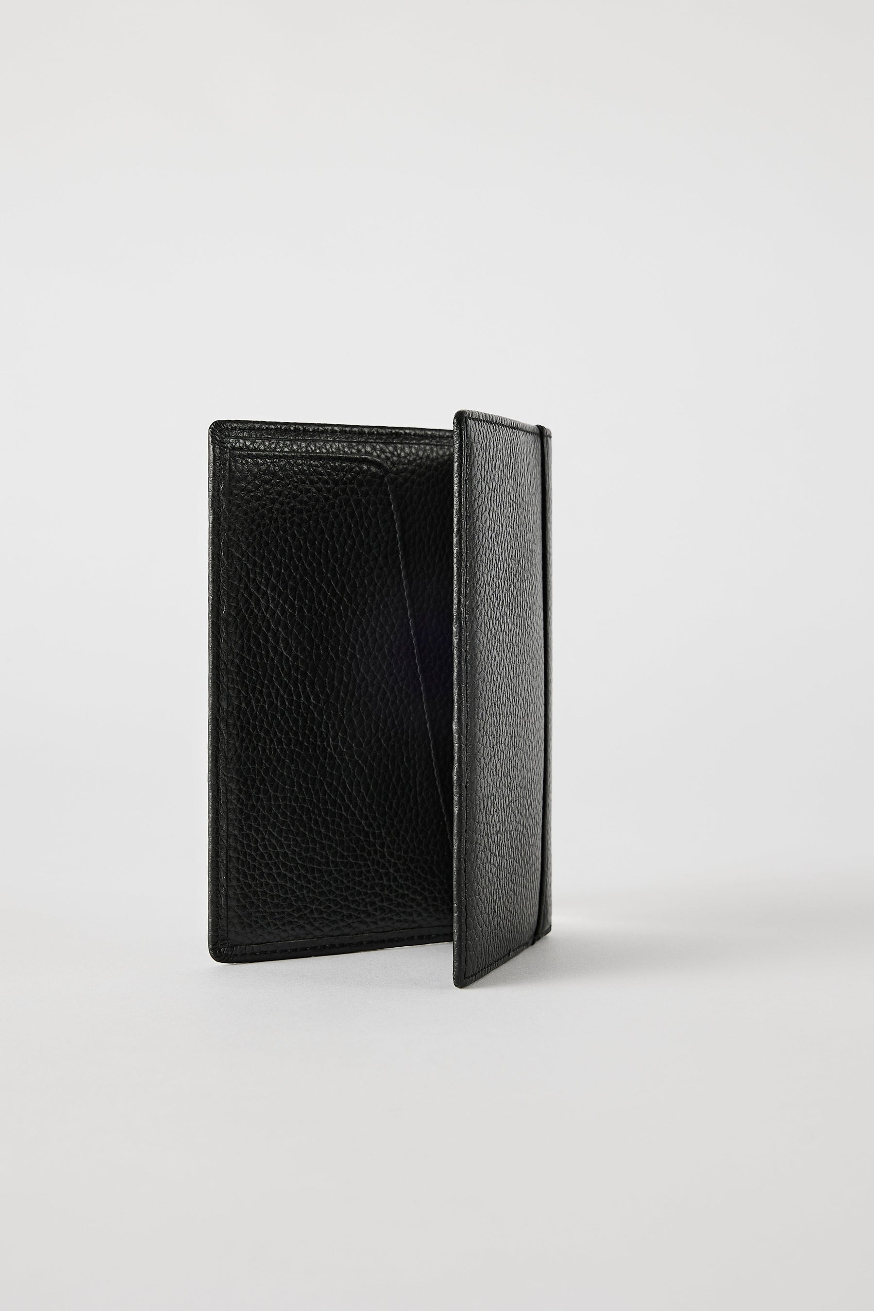 220908_MonPurse_29_Passport_Luxe_Black_467_e467eb4b-41dd-491d-ad00-d96bd5d3ab30.jpg