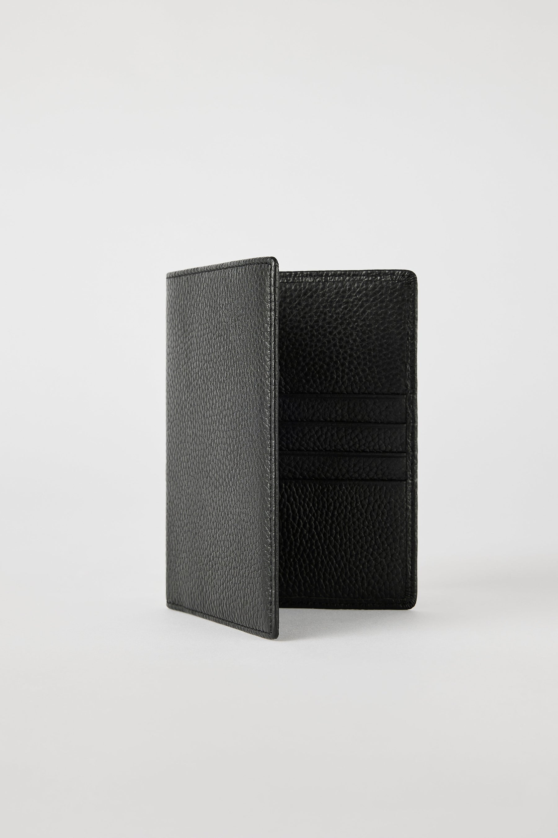 220908_MonPurse_29_Passport_Luxe_Black_471_f9780a7c-b796-425c-80e0-b27de517c157.jpg