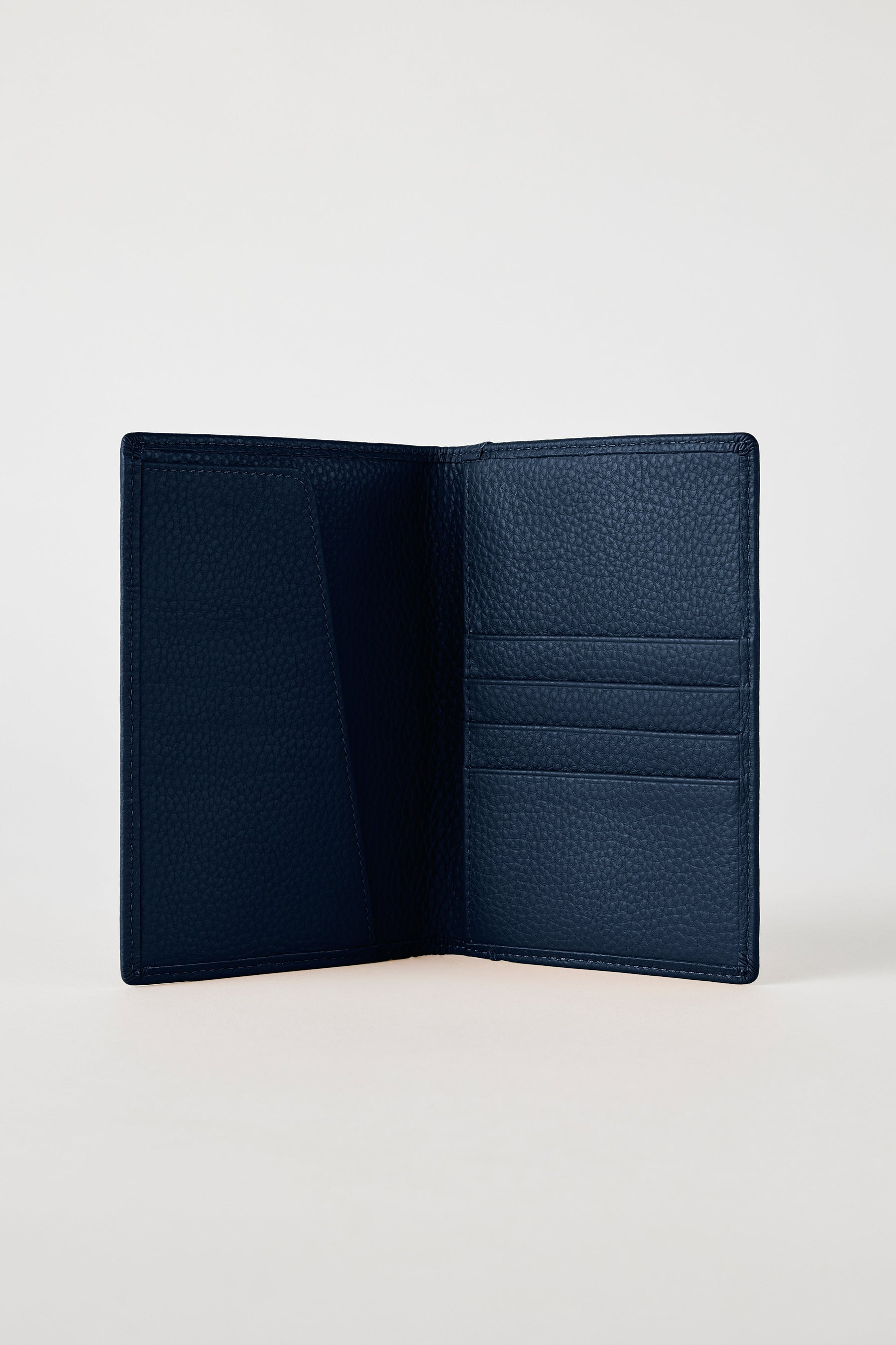 230103_luxepassportdarknavy12.jpg