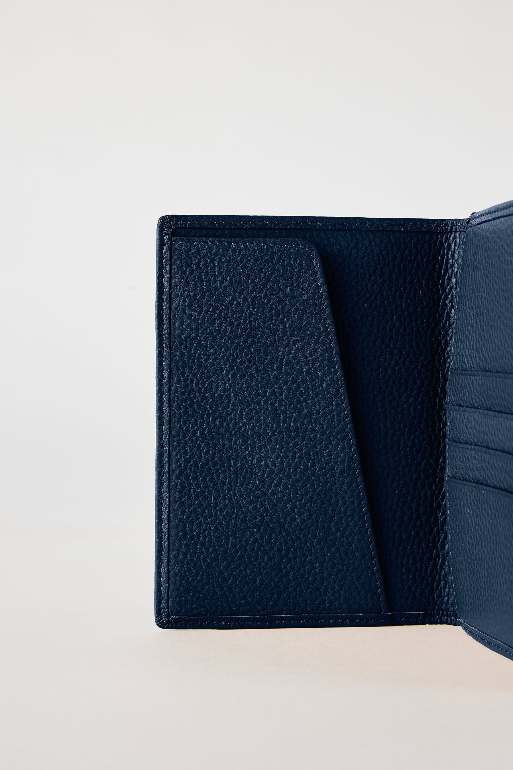 230103_luxepassportdarknavy22.jpg