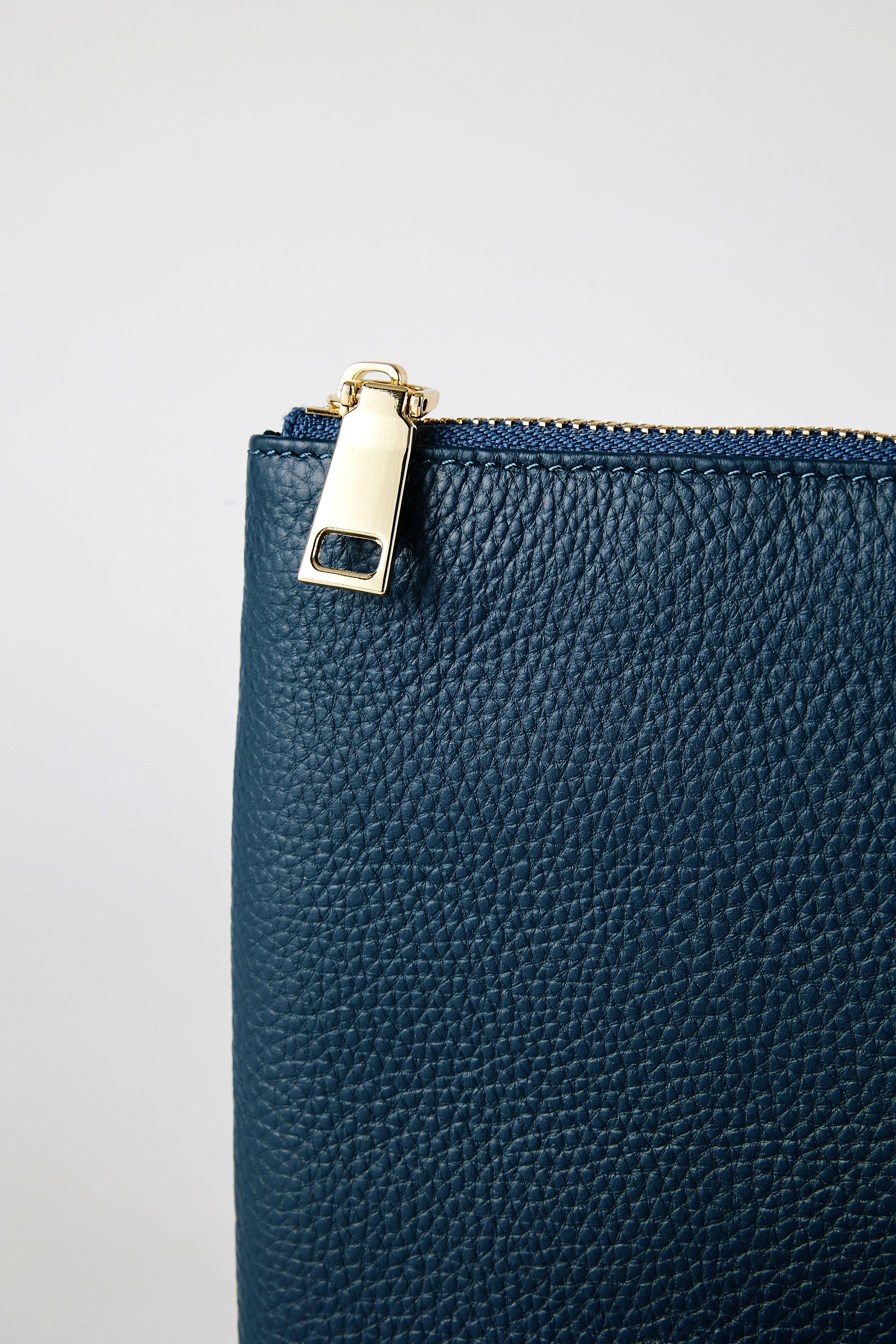 230301_MonPurse_DarkNavy_ClassicPouch3.jpg