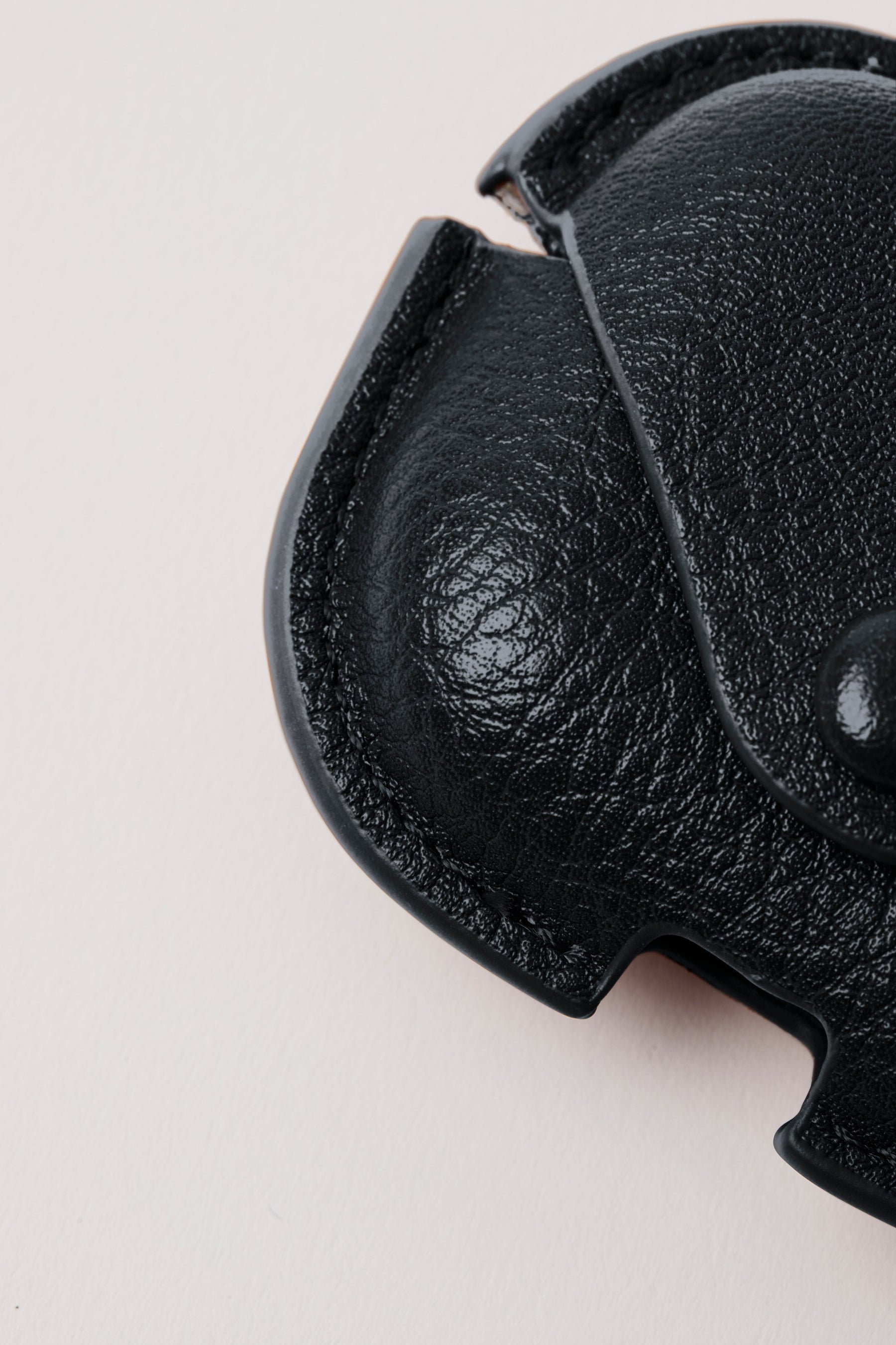 BLACKAIRPODS6_45425b01-280e-4b47-ba15-dee73714d85f.jpg