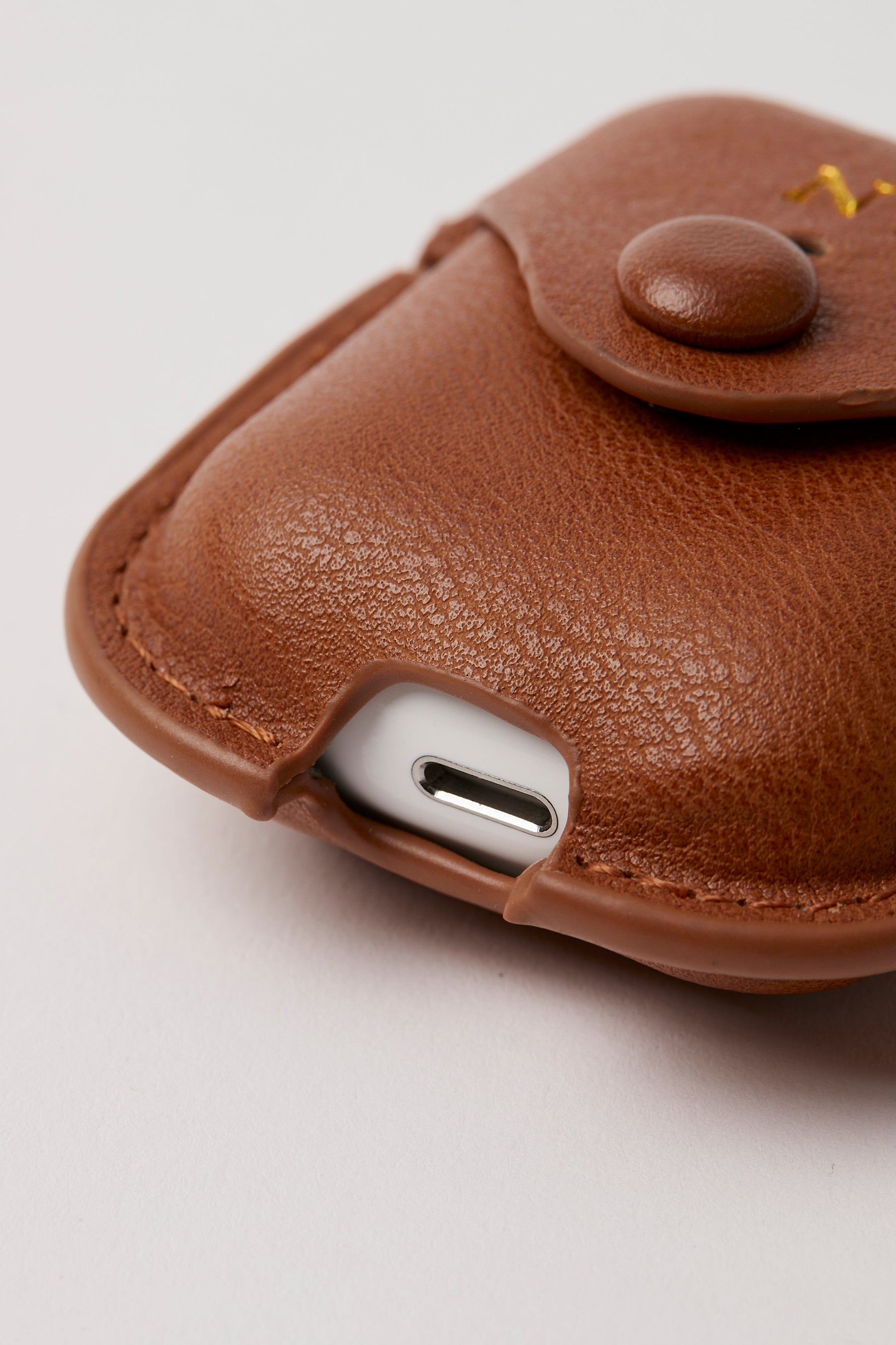 TANAIRPODS5.jpg