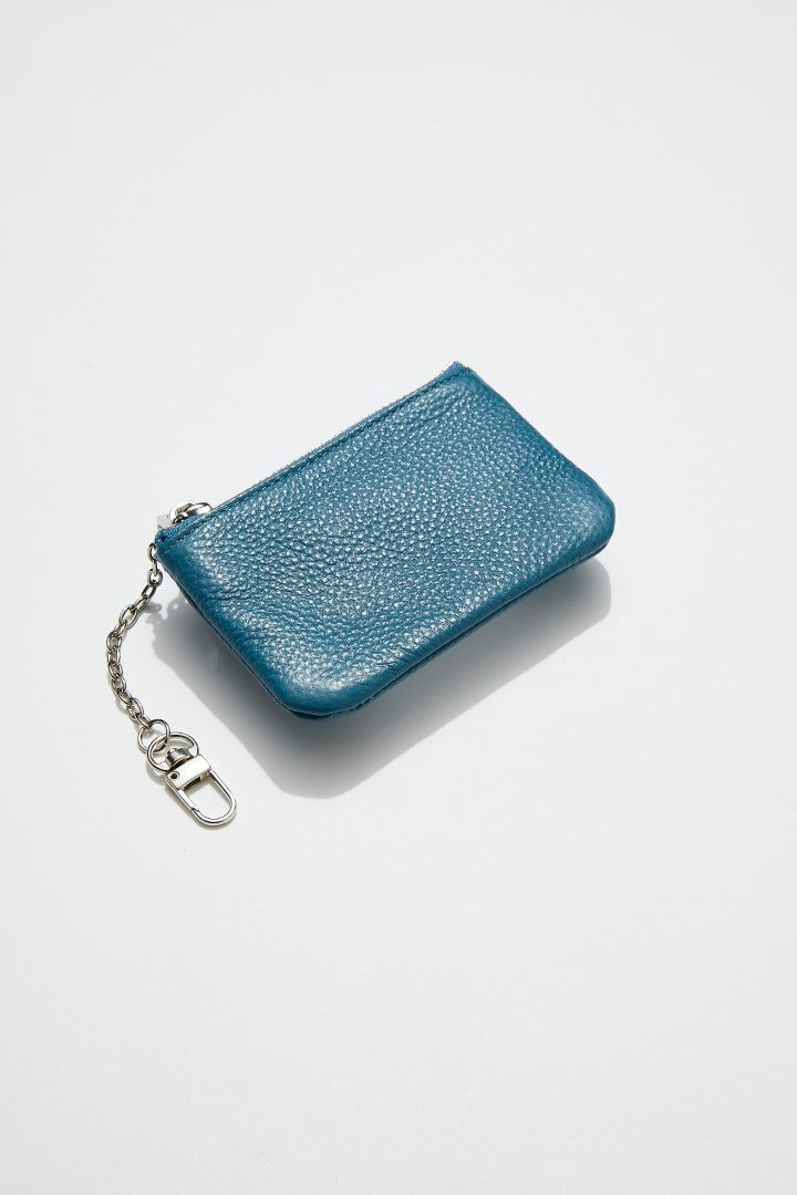 front view of mon purses' sky blue pebbled leather coin purse with silver zip and chain with clasp