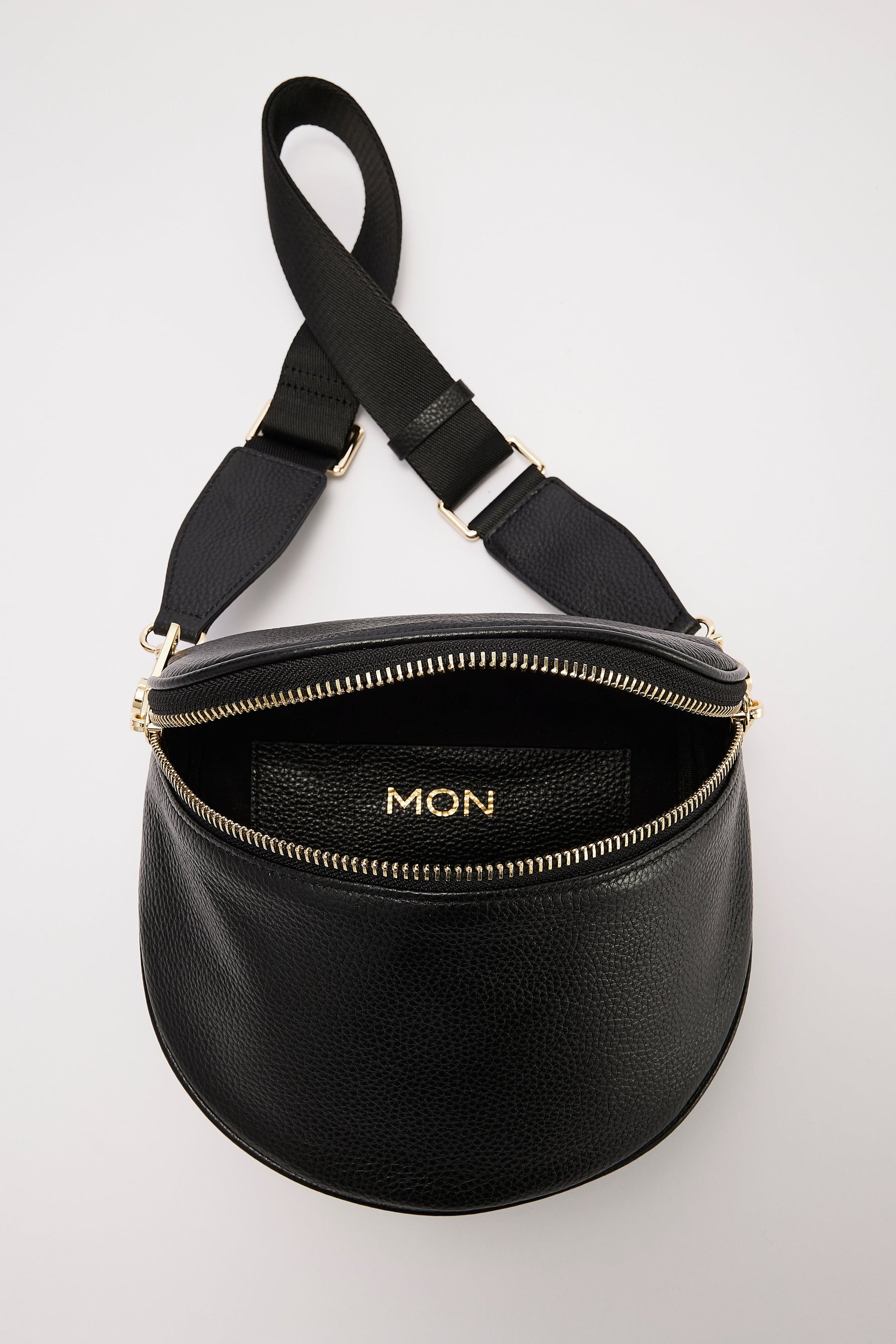 220908_MonPurse_07_BlackBumbag_237_d767476b-31a0-4d4a-b4a3-af746766c95f.jpg