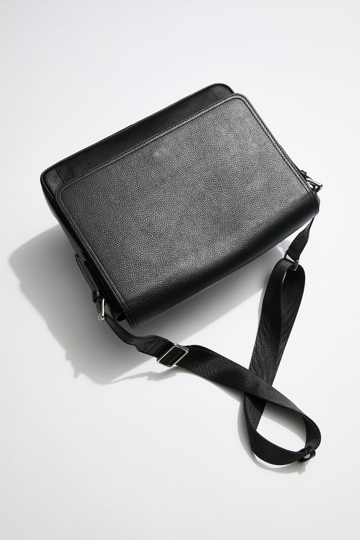 messenger-bag-black-leather-silver-hardware-back-2_cd7add68-322b-44d1-8e94-255eedf0dbb7.jpg