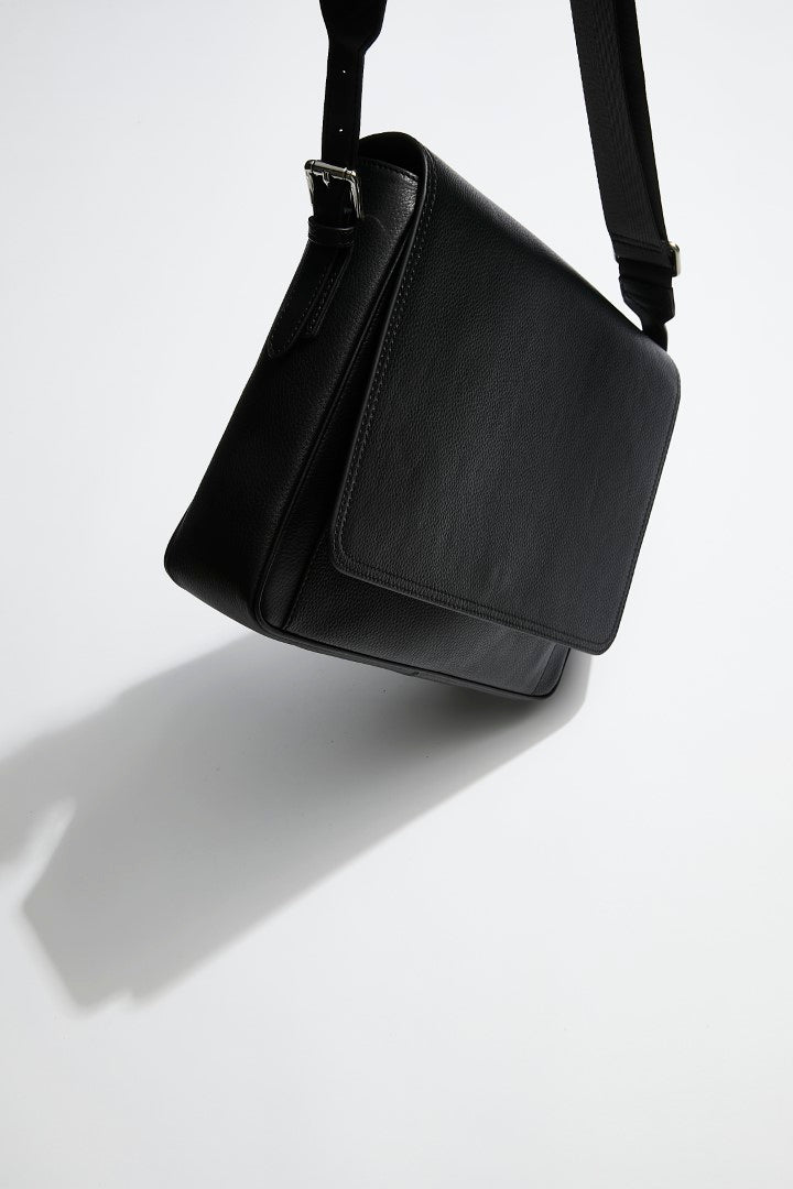 messenger-bag-black-leather-silver-hardware-front-5_09be663e-523e-4d6b-b8e9-bc7d53391610.jpg