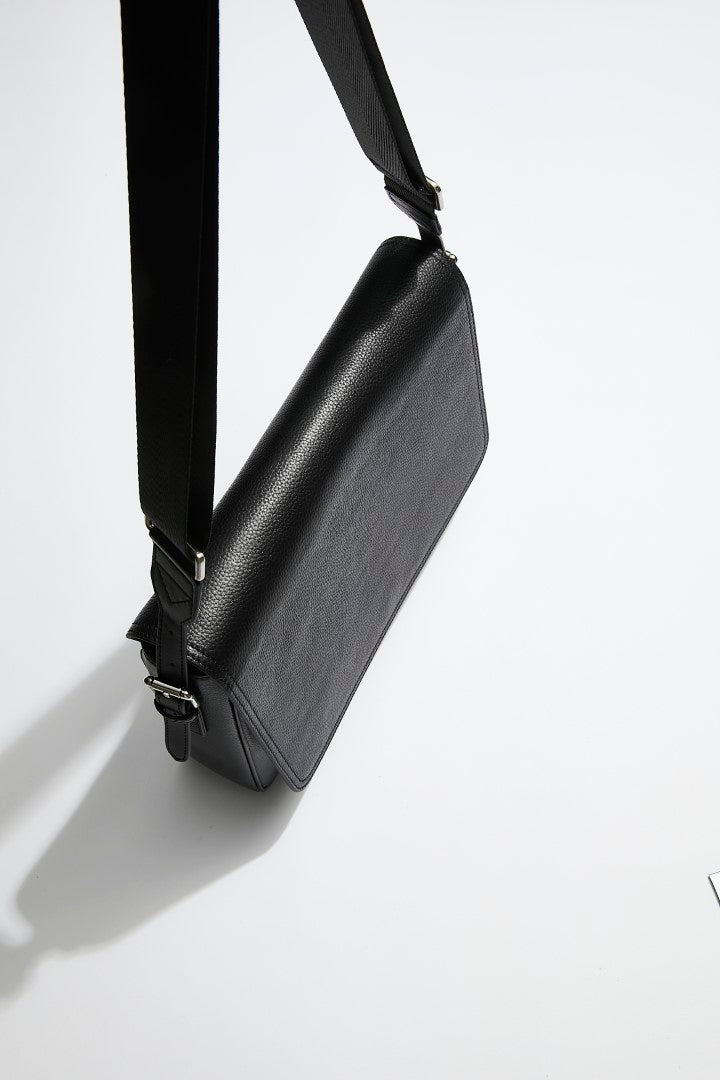 messenger-bag-black-leather-silver-hardware-side_811dfd78-b794-4773-95bc-7653b7e56421.jpg