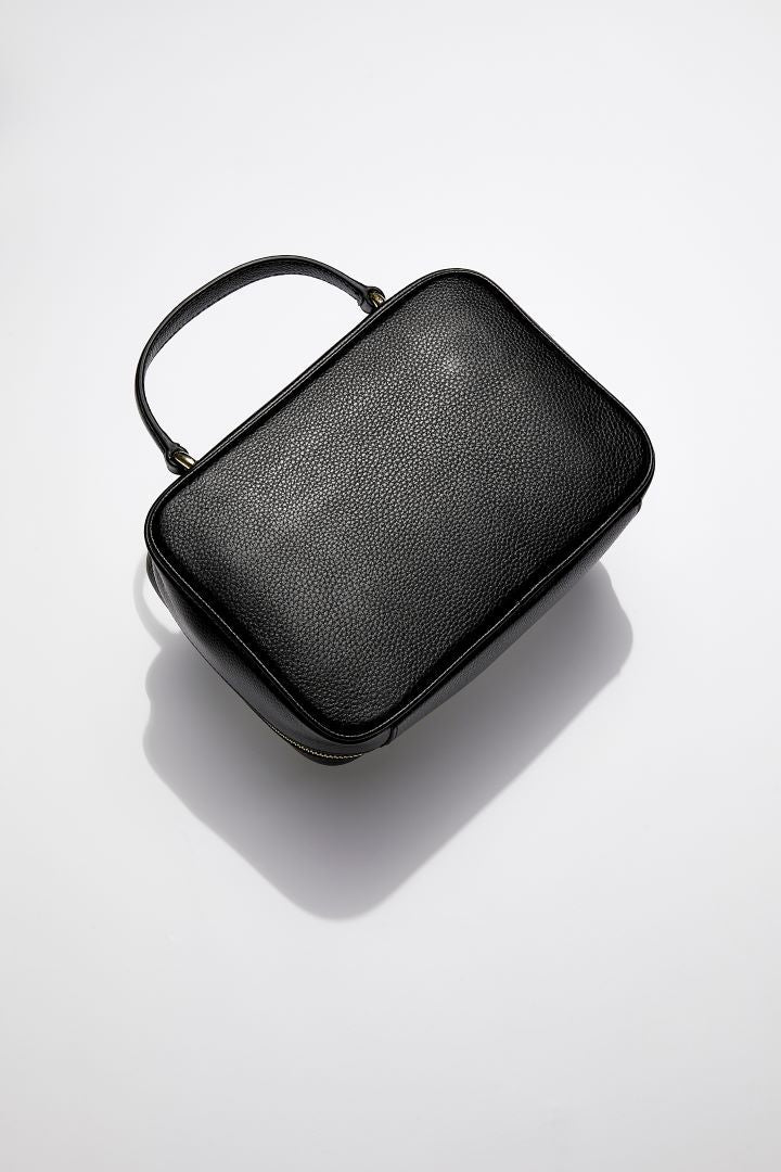 mon-purse-camera-bag-black-leather-gold-hardware-front_f9657792-981c-4583-acab-a301884050b1.jpg